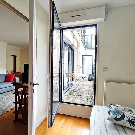 Charming Paris Apartment In Picturesque Passage Doisy